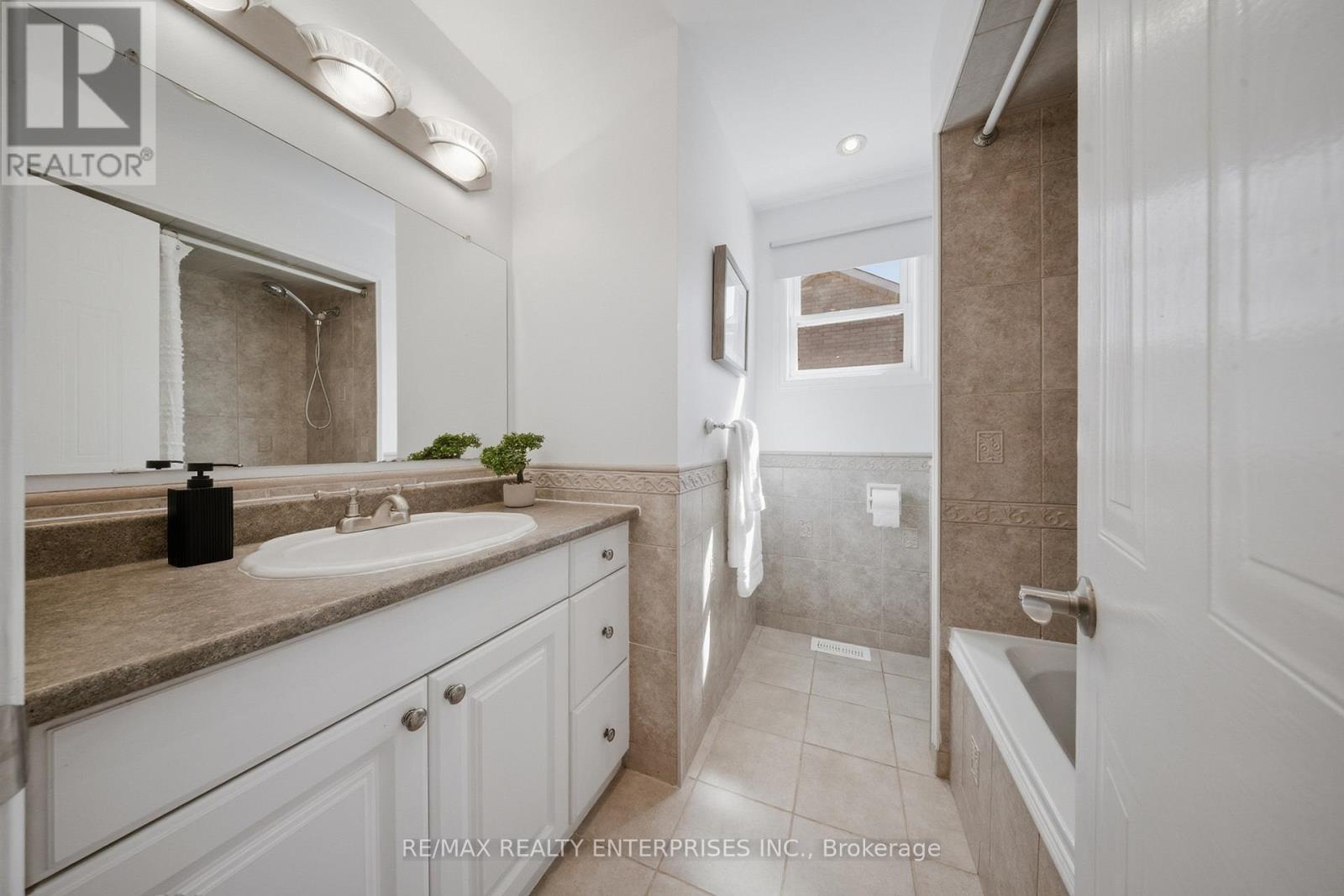 23 Cowan Boulevard, Cambridge, ON - Indoor Photo Showing Bathroom
