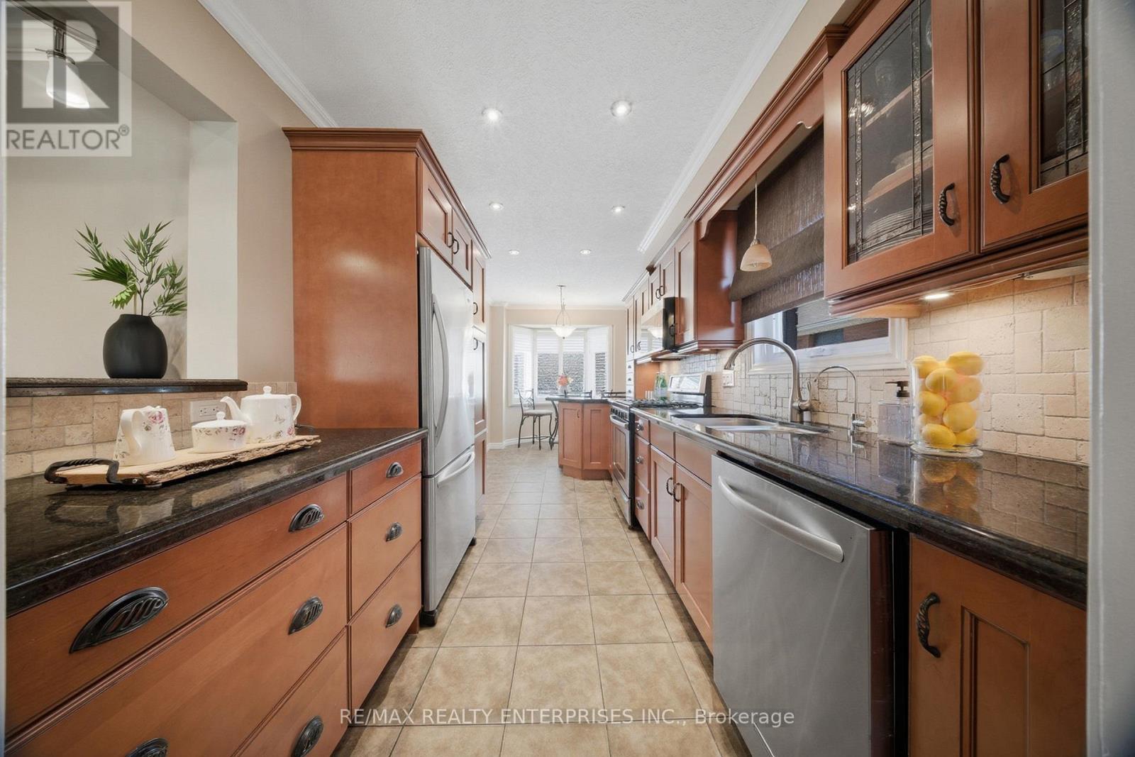 23 Cowan Boulevard, Cambridge, ON - Indoor Photo Showing Kitchen With Upgraded Kitchen