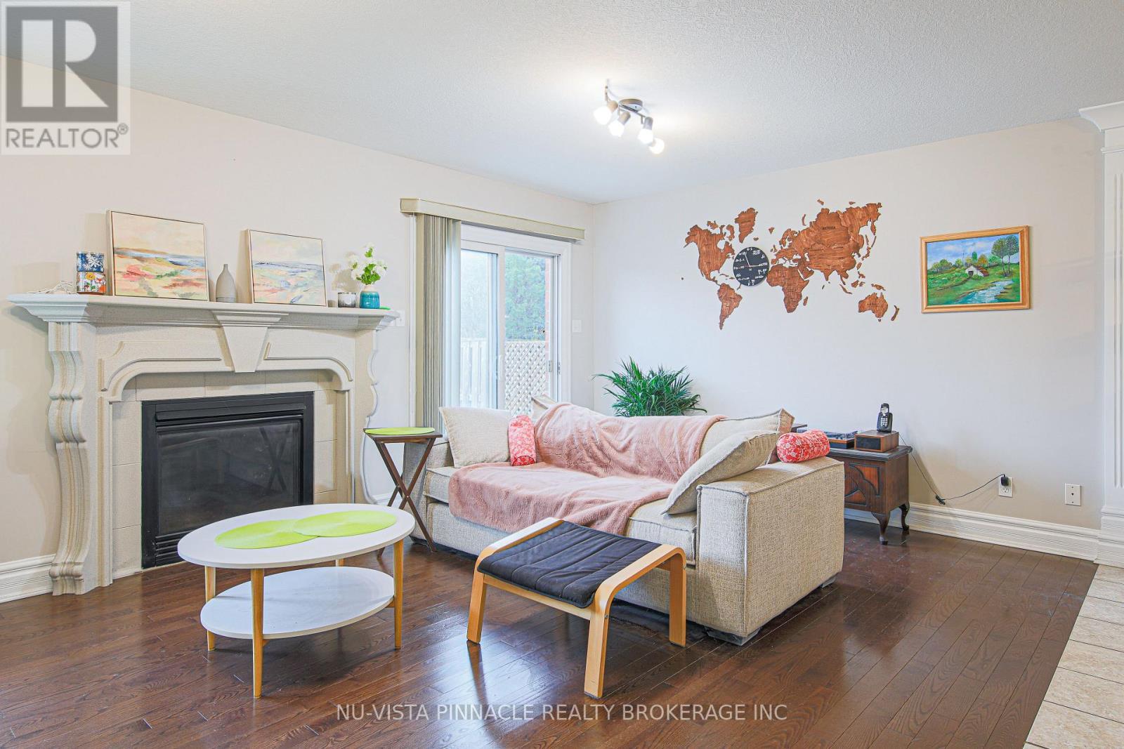 1908 Coronation Drive, London North (North E), ON - Indoor Photo Showing Living Room With Fireplace