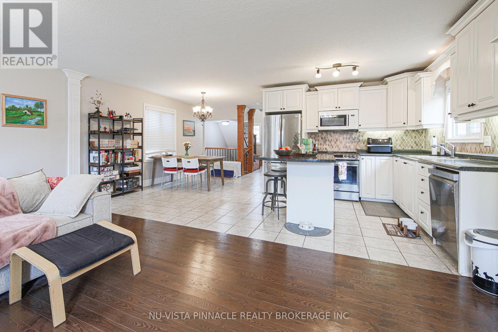 1908 Coronation Drive, London North (North E), ON - Indoor Photo Showing Kitchen With Upgraded Kitchen
