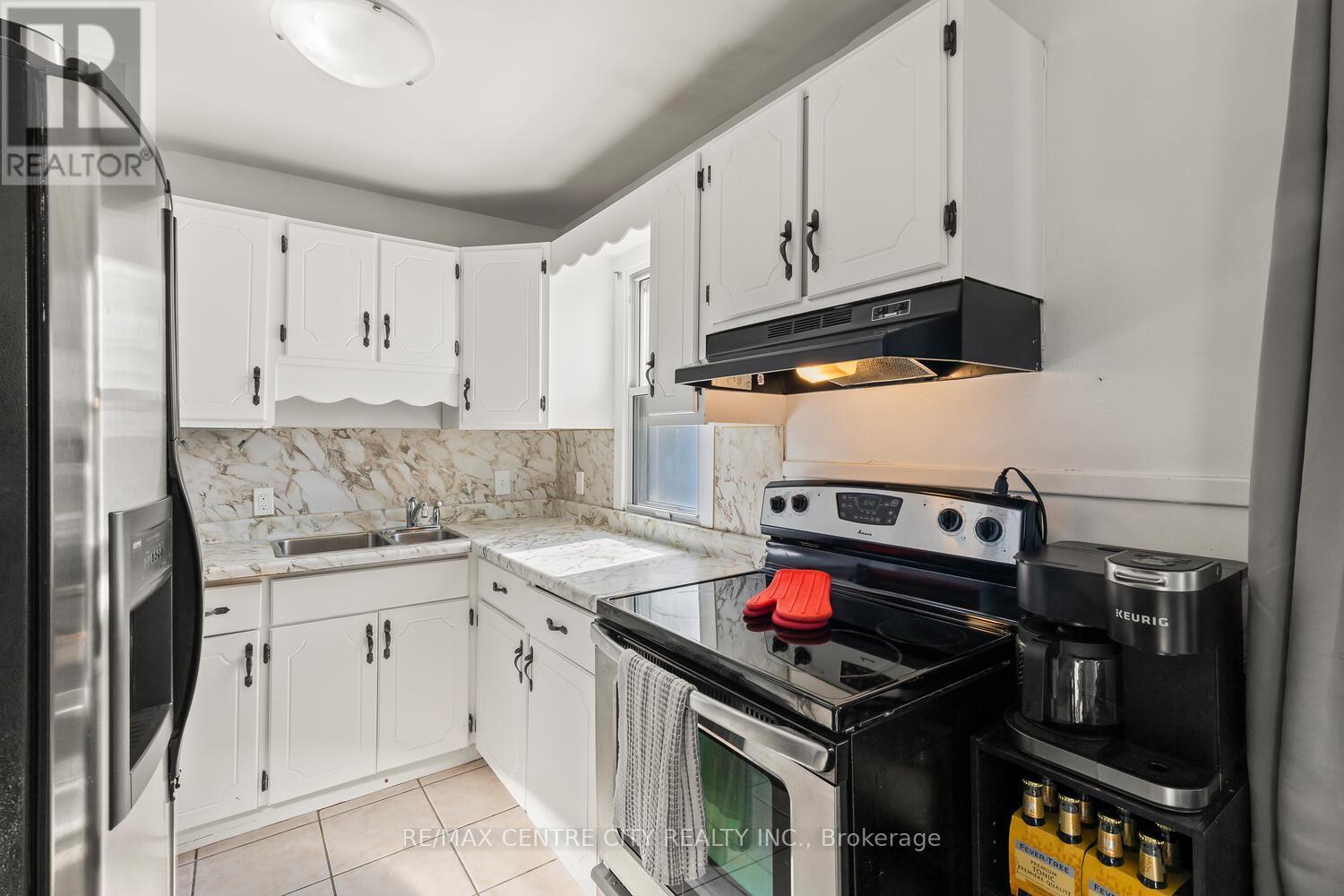 292 Paardeberg Crescent, London East (East C), ON - Indoor Photo Showing Kitchen