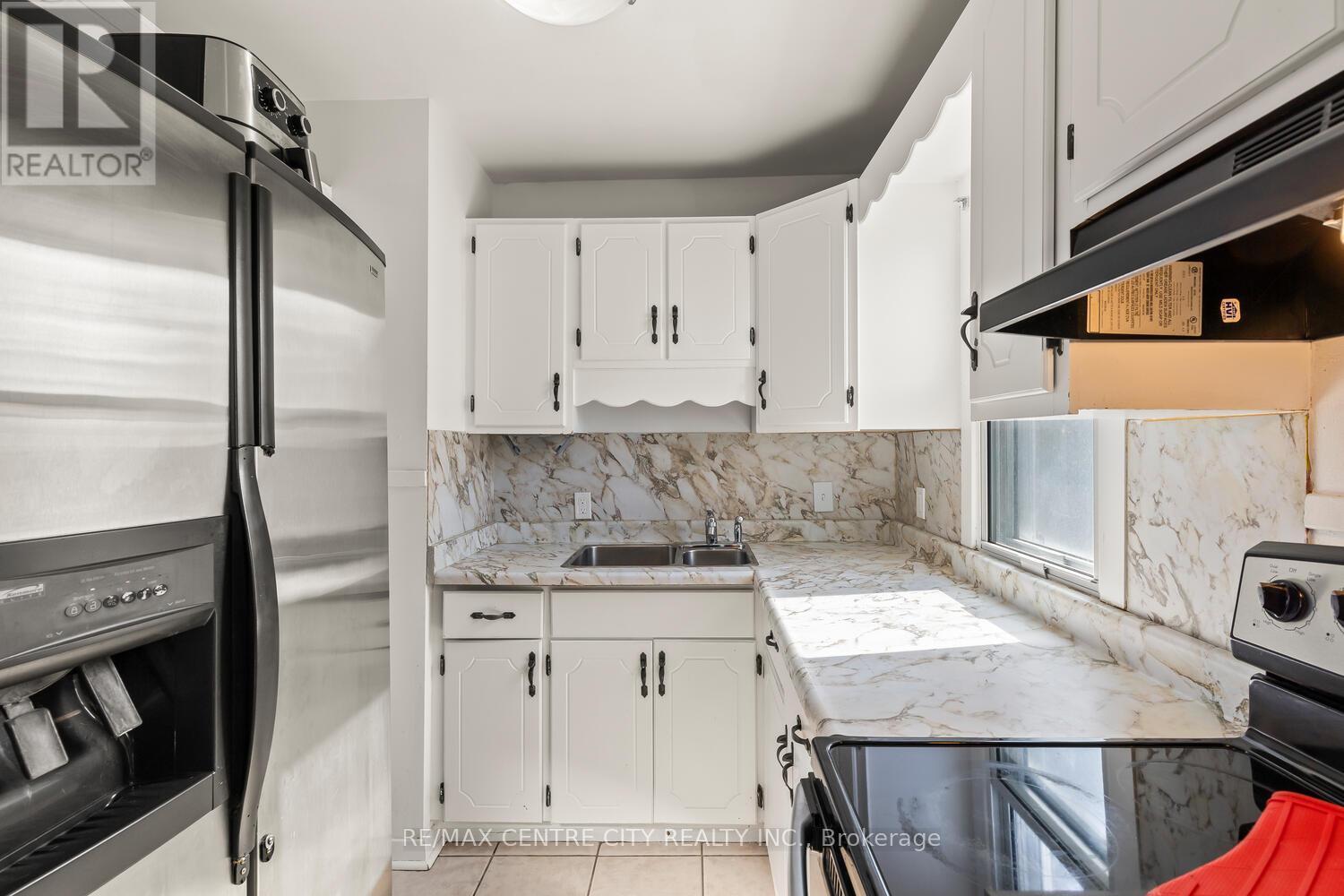 292 Paardeberg Crescent, London East (East C), ON - Indoor Photo Showing Kitchen