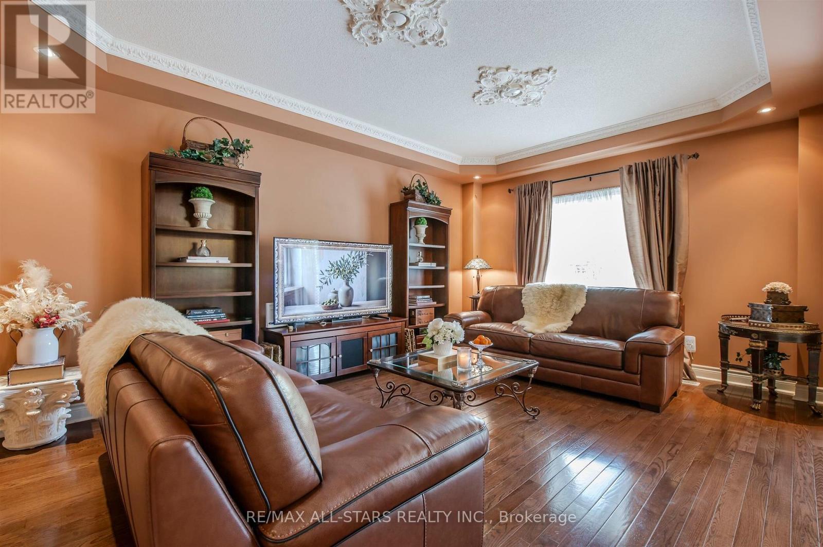 125 Second Avenue, Uxbridge, ON - Indoor Photo Showing Living Room