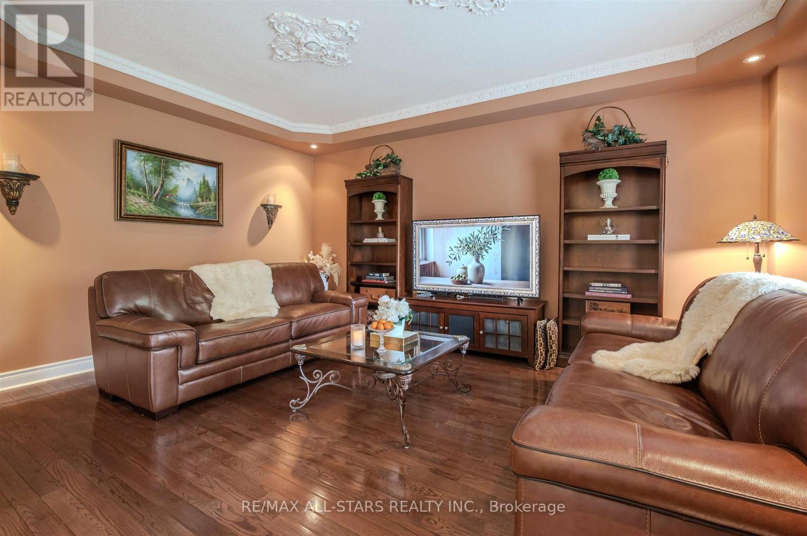 125 Second Avenue, Uxbridge, ON - Indoor Photo Showing Living Room