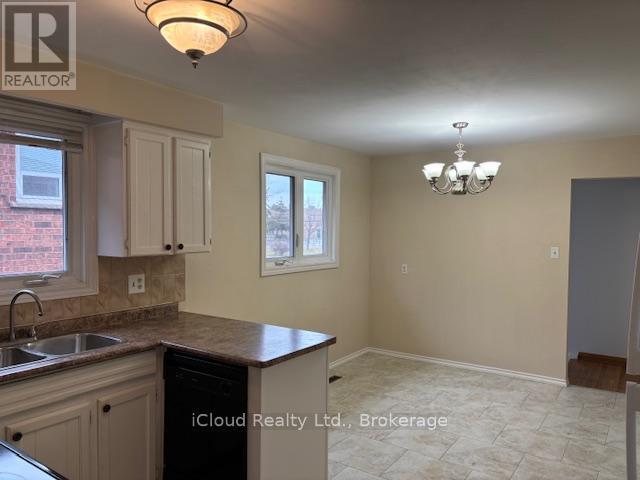 B/I Dishwasher - 4174 Woodington Drive, Mississauga, ON - Indoor Photo Showing Kitchen With Double Sink