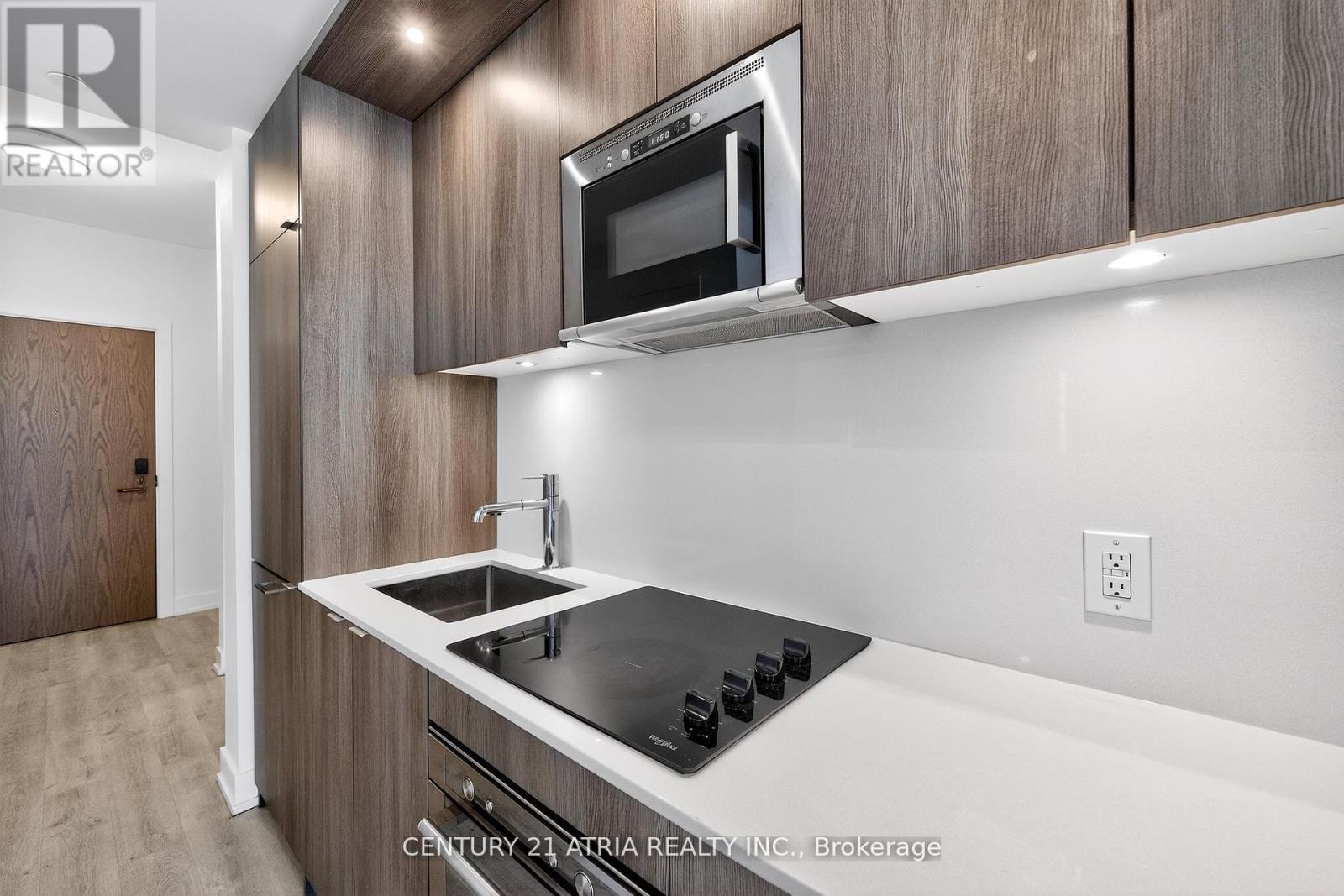 802 - 30 Inn On The Park Drive, Toronto, ON - Indoor Photo Showing Kitchen With Upgraded Kitchen