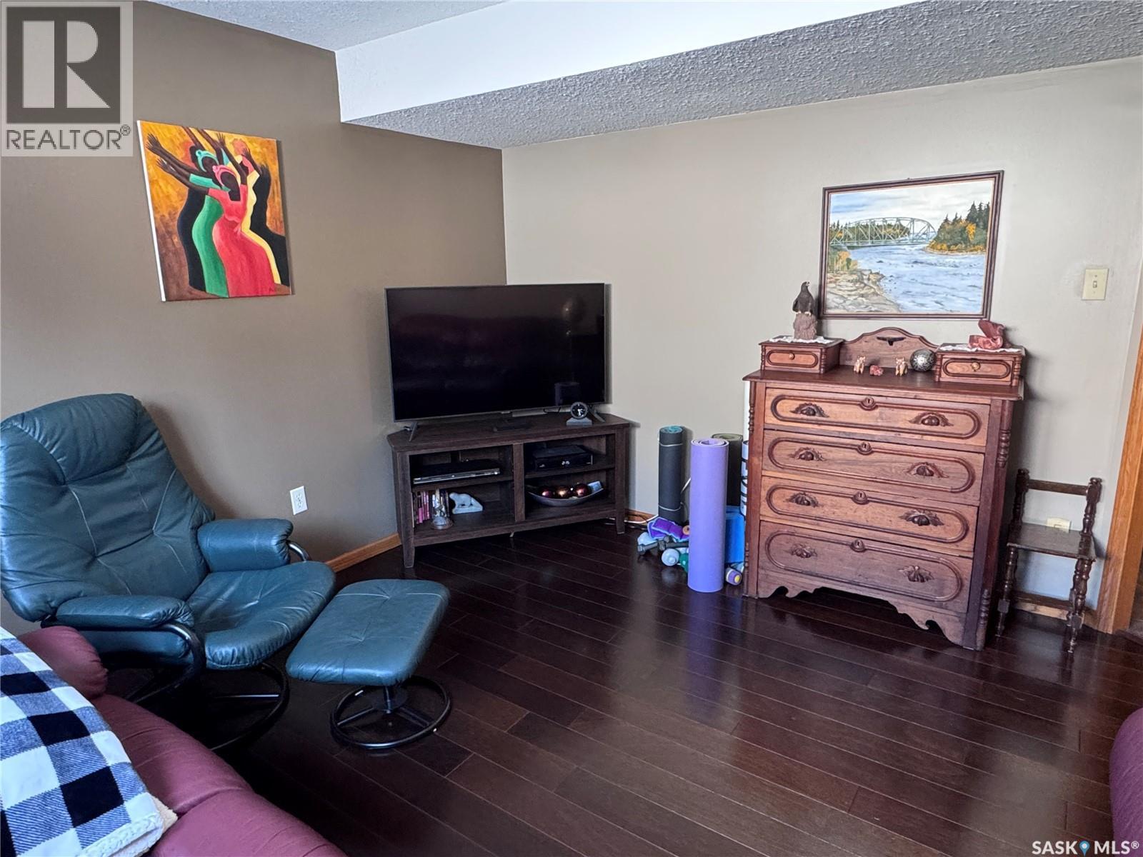 930 Sinotte Crescent, La Ronge, SK - Indoor Photo Showing Living Room