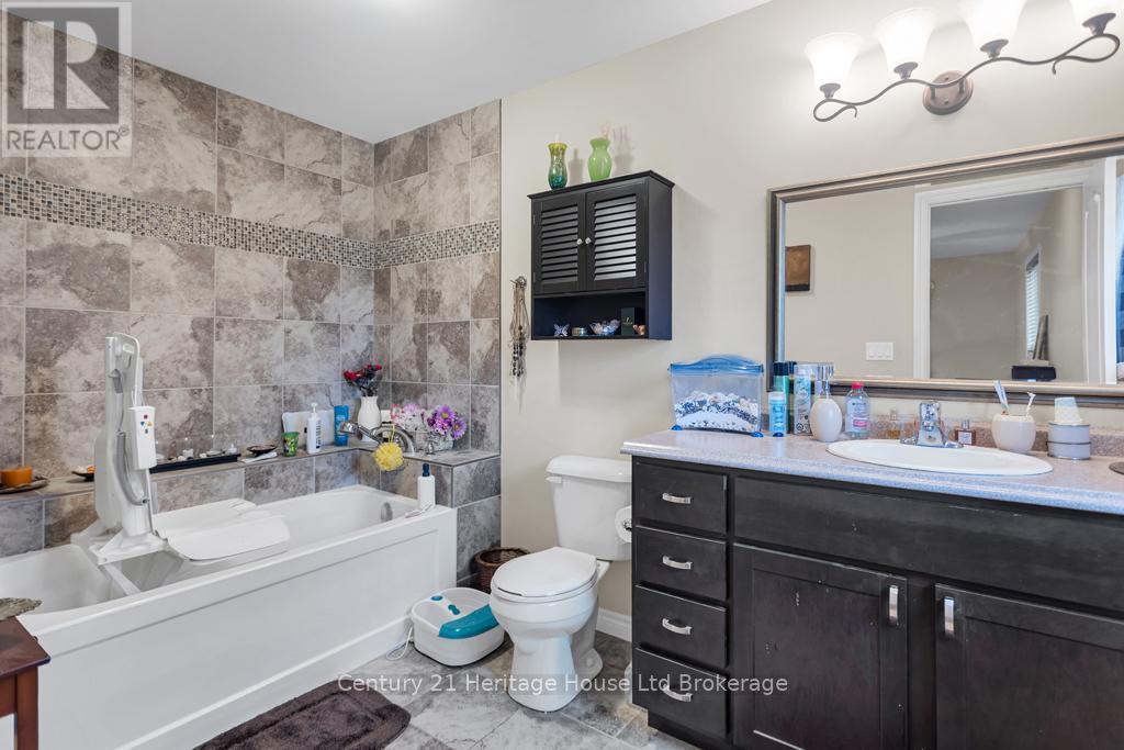 69 William Street, Tillsonburg, ON - Indoor Photo Showing Bathroom