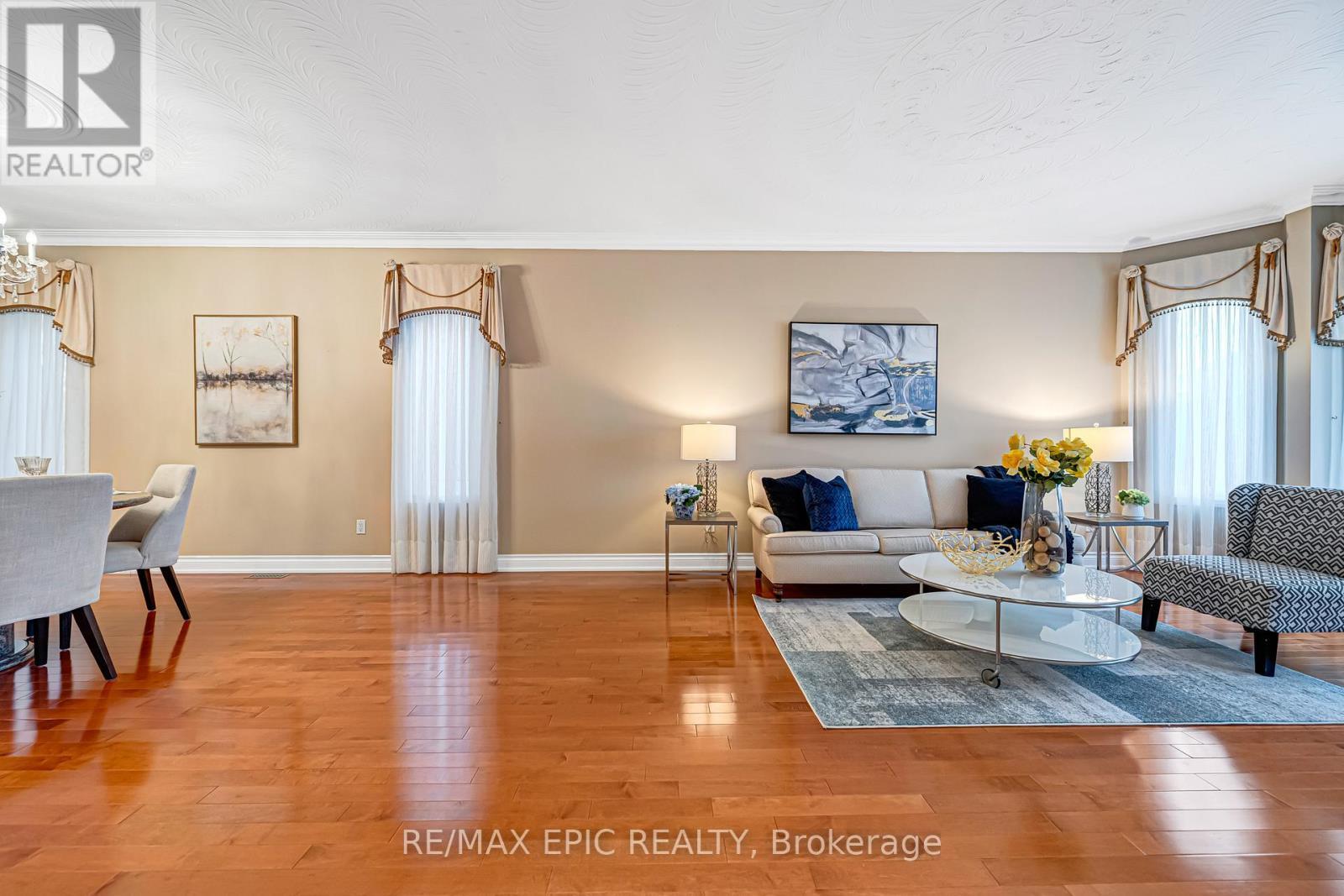 11 Palace Court, Richmond Hill, ON - Indoor Photo Showing Living Room