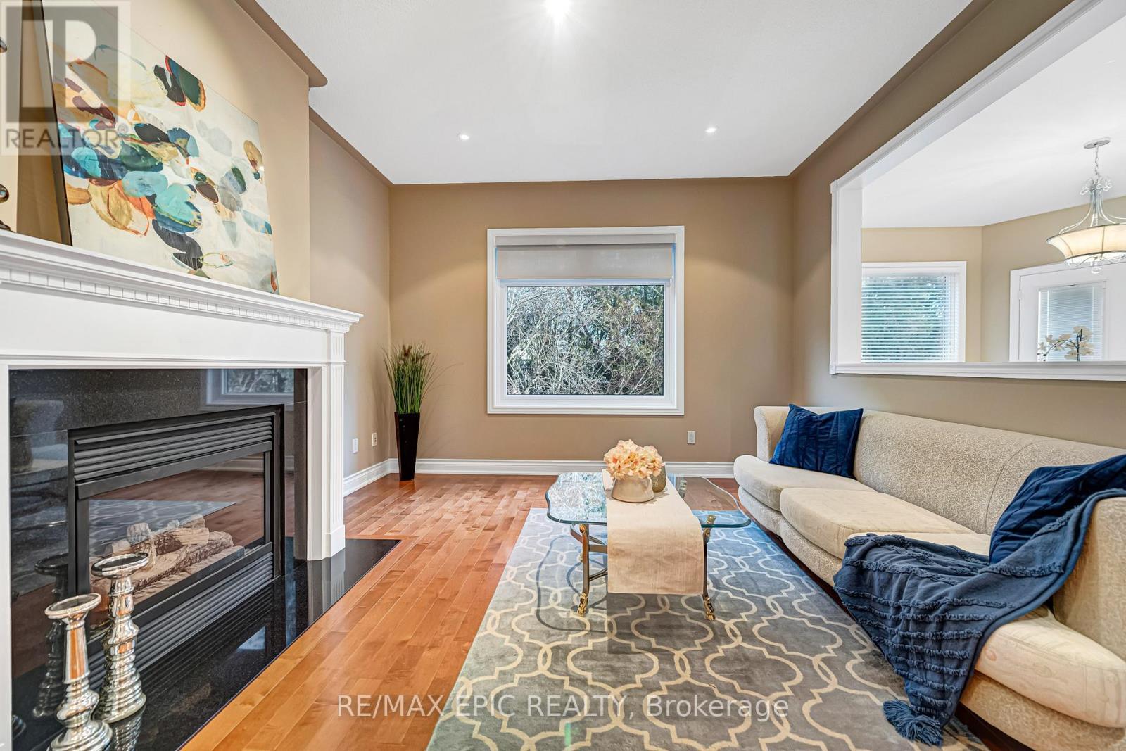 11 Palace Court, Richmond Hill, ON - Indoor Photo Showing Living Room With Fireplace