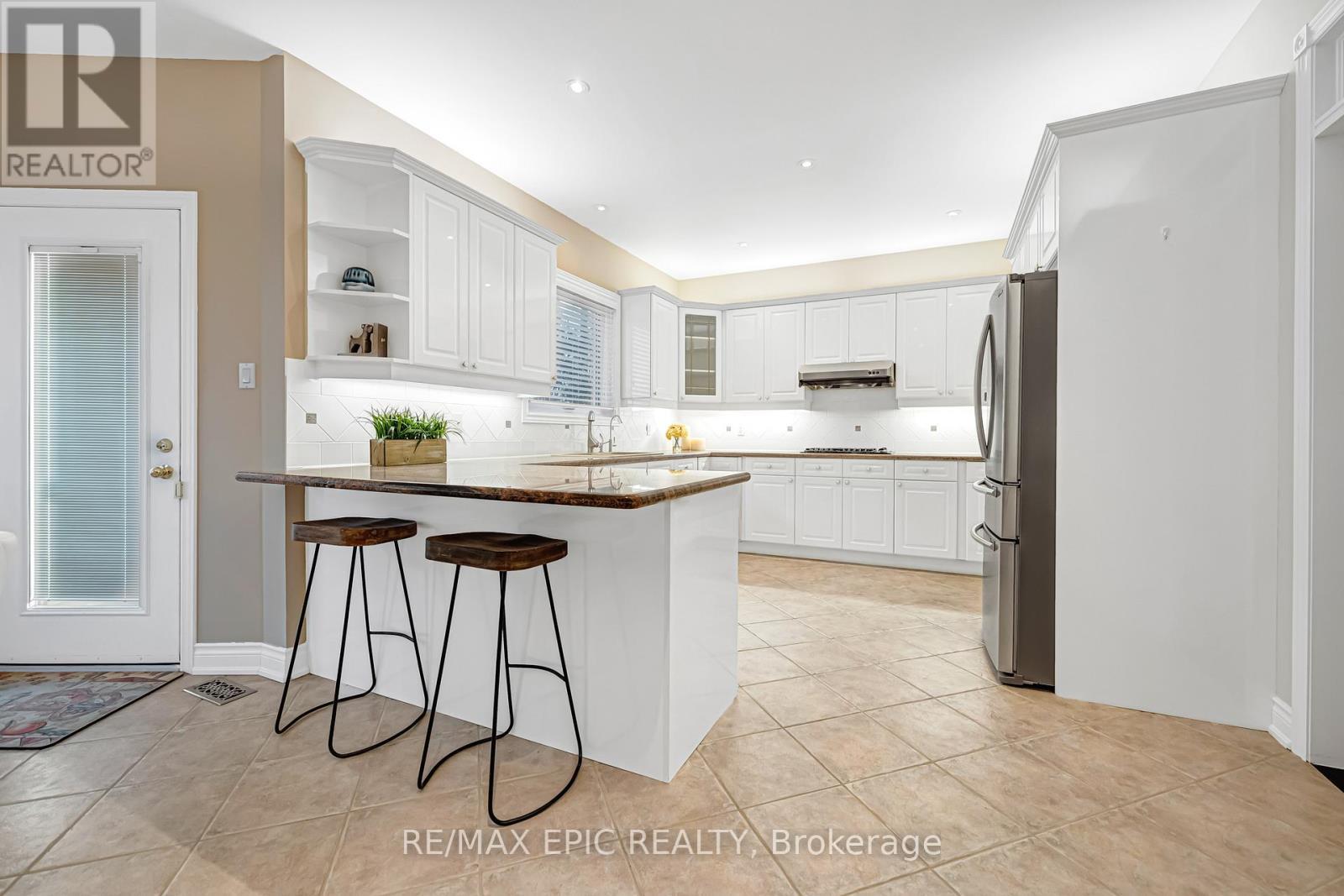 11 Palace Court, Richmond Hill, ON - Indoor Photo Showing Kitchen