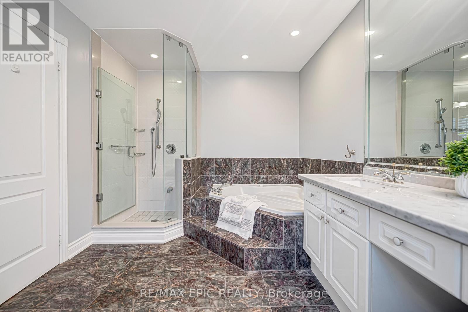 11 Palace Court, Richmond Hill, ON - Indoor Photo Showing Bathroom