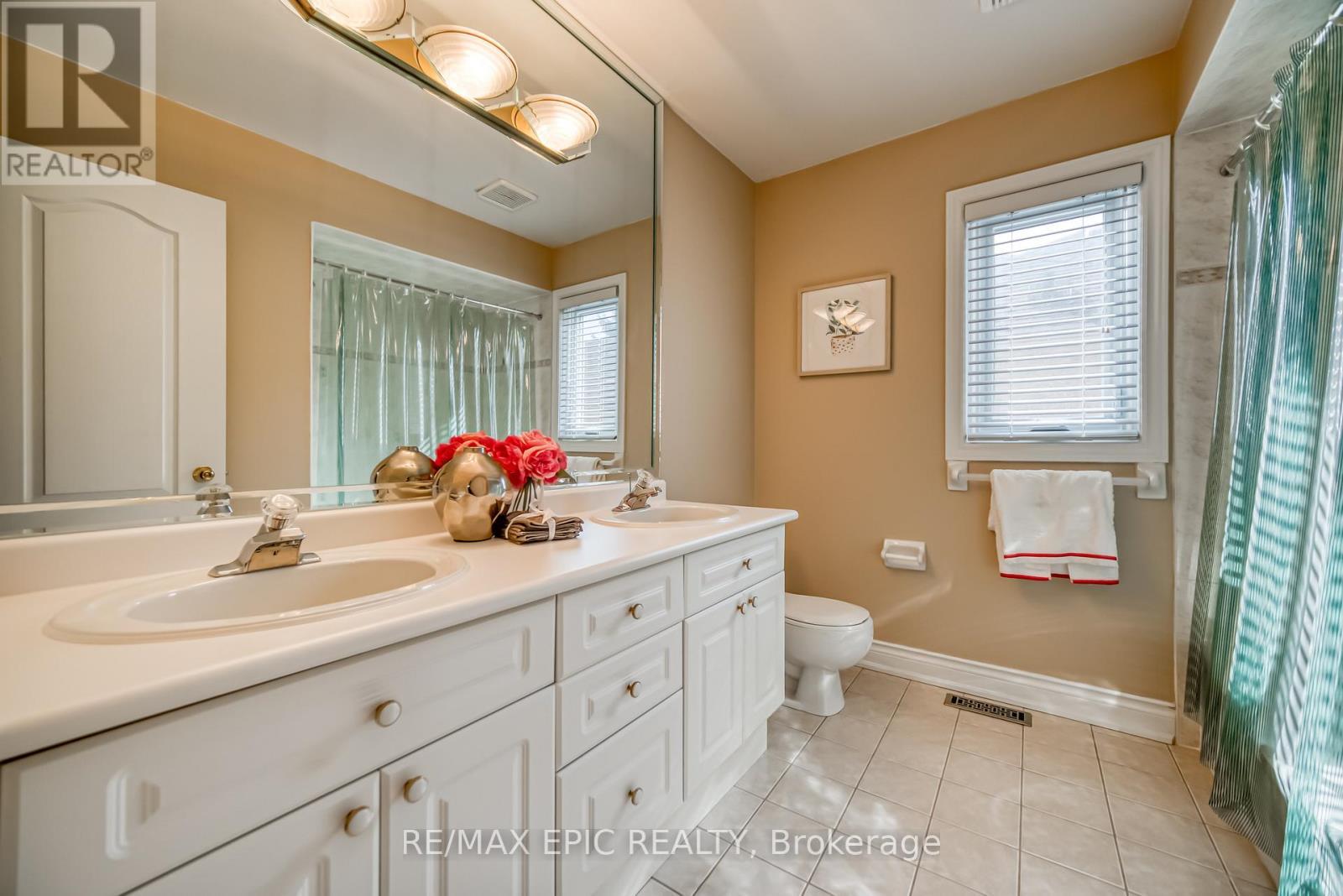 11 Palace Court, Richmond Hill, ON - Indoor Photo Showing Bathroom