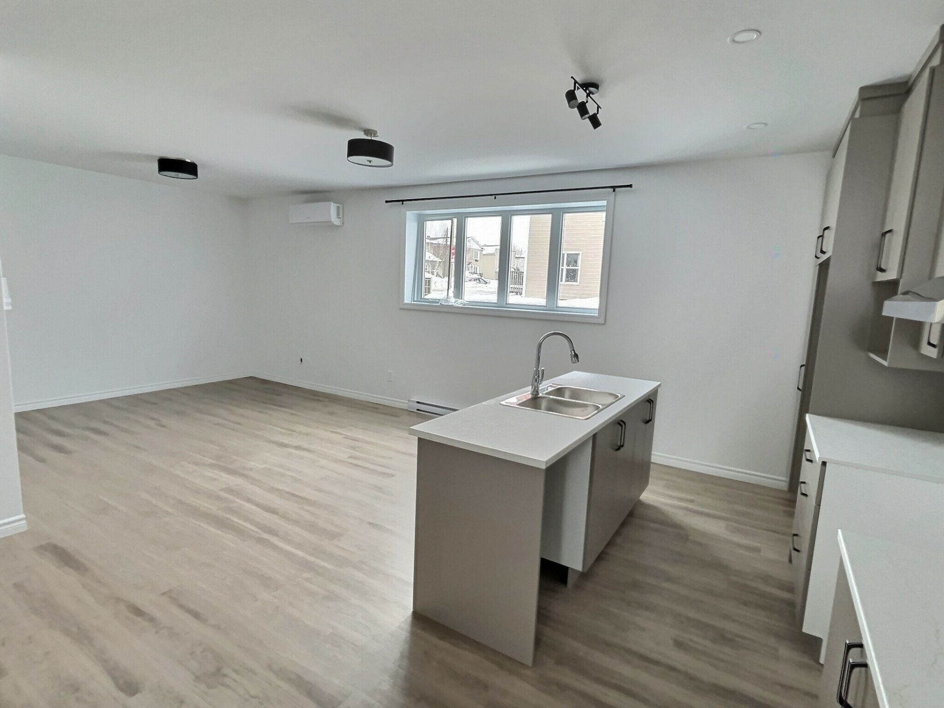 Living Room - 120 Av. Carter, Rouyn-Noranda, QC - Indoor Photo Showing Kitchen With Double Sink