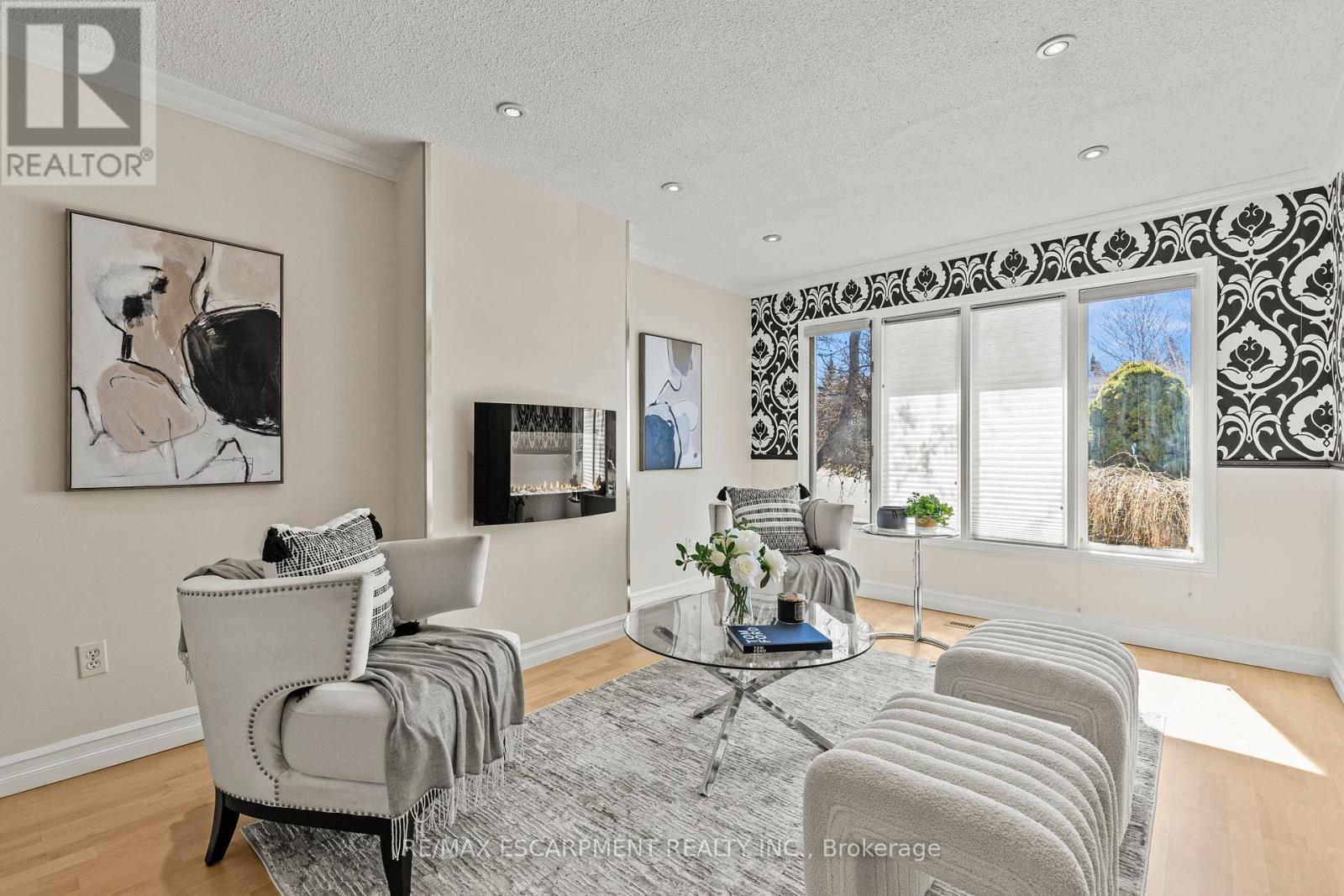 23 Ricardo Court, Hamilton, ON - Indoor Photo Showing Living Room