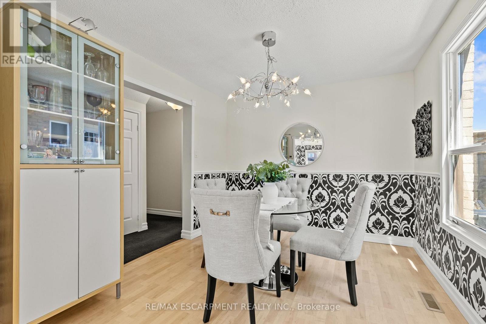 23 Ricardo Court, Hamilton, ON - Indoor Photo Showing Dining Room