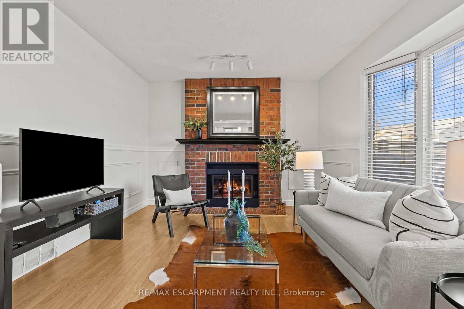 23 Ricardo Court, Hamilton, ON - Indoor Photo Showing Living Room With Fireplace