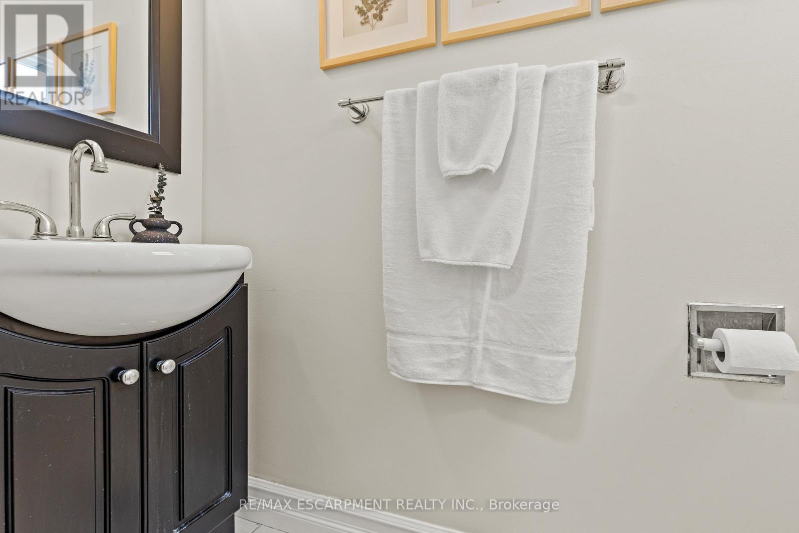 23 Ricardo Court, Hamilton, ON - Indoor Photo Showing Bathroom