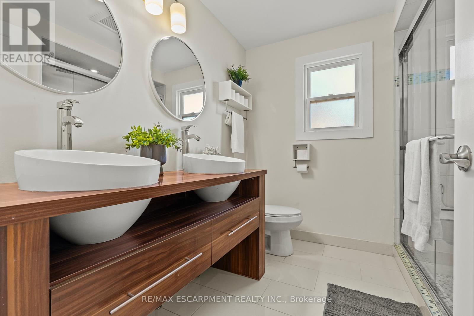 23 Ricardo Court, Hamilton, ON - Indoor Photo Showing Bathroom