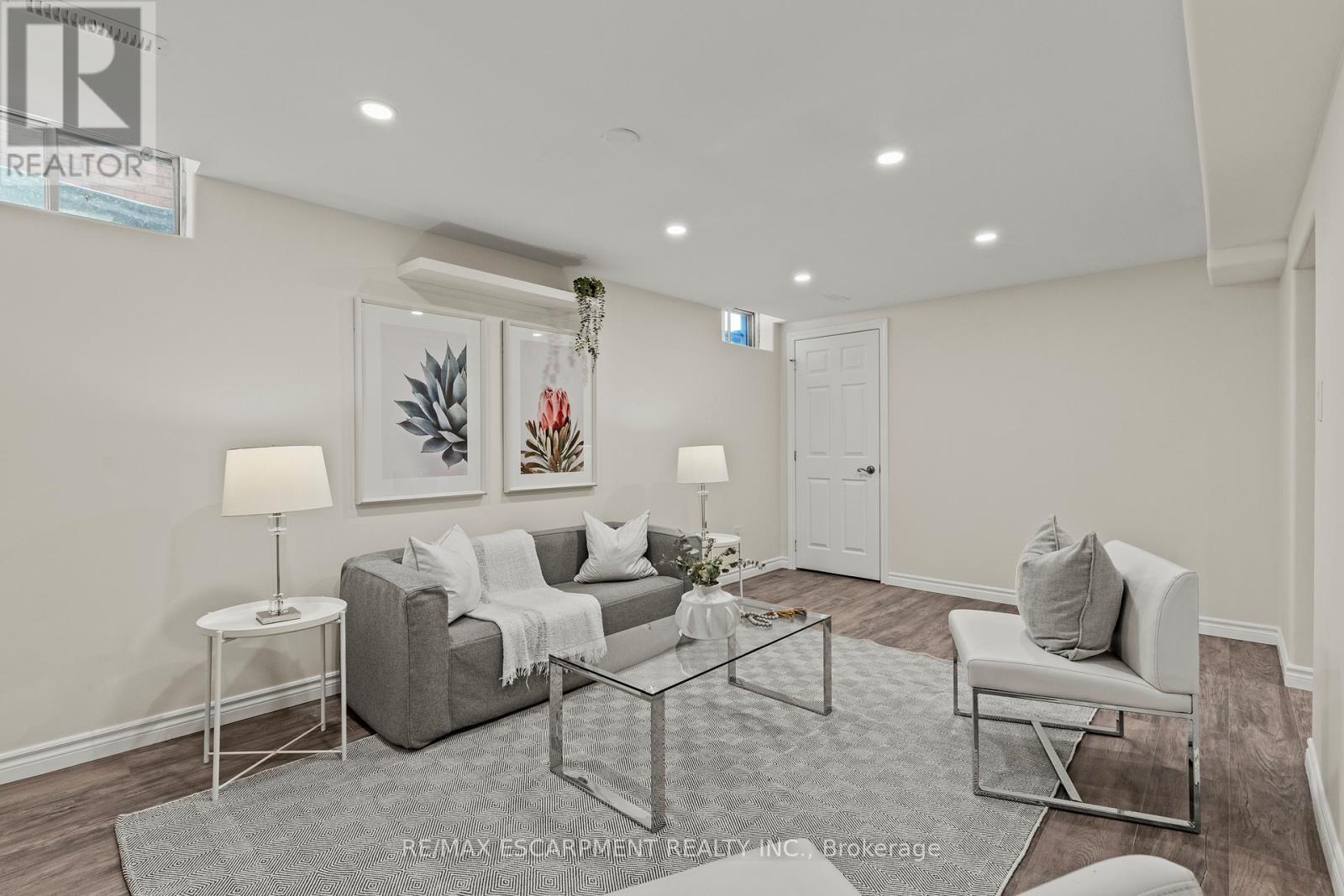 23 Ricardo Court, Hamilton, ON - Indoor Photo Showing Living Room