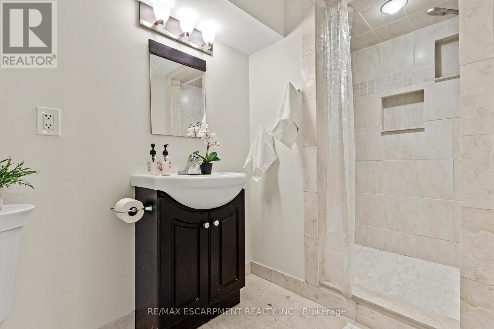 23 Ricardo Court, Hamilton, ON - Indoor Photo Showing Bathroom