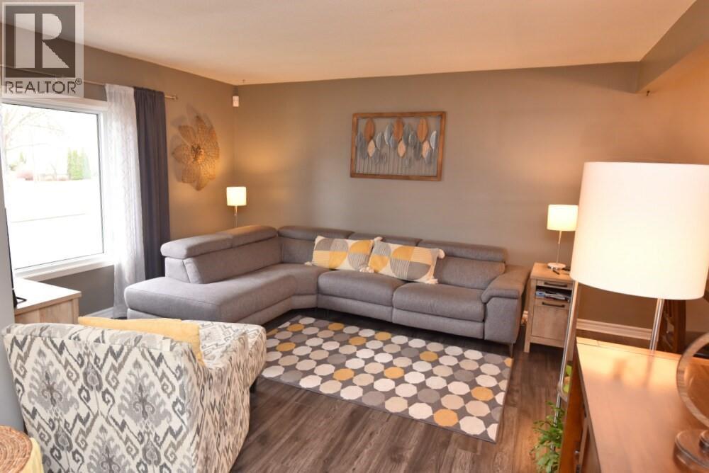 830 Champlain Road, Sarnia, ON - Indoor Photo Showing Living Room