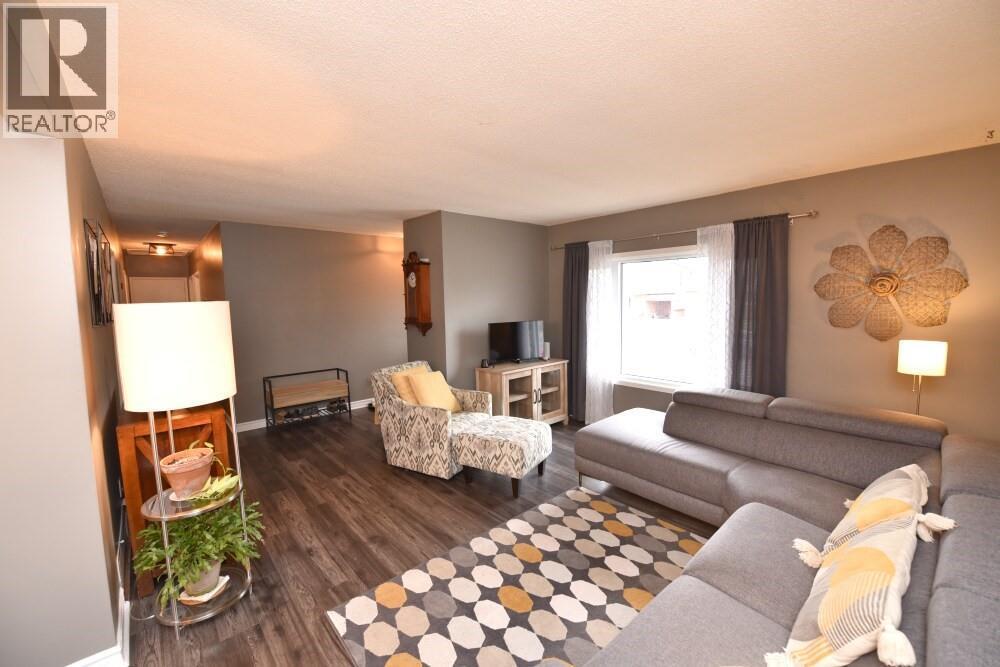 830 Champlain Road, Sarnia, ON - Indoor Photo Showing Living Room