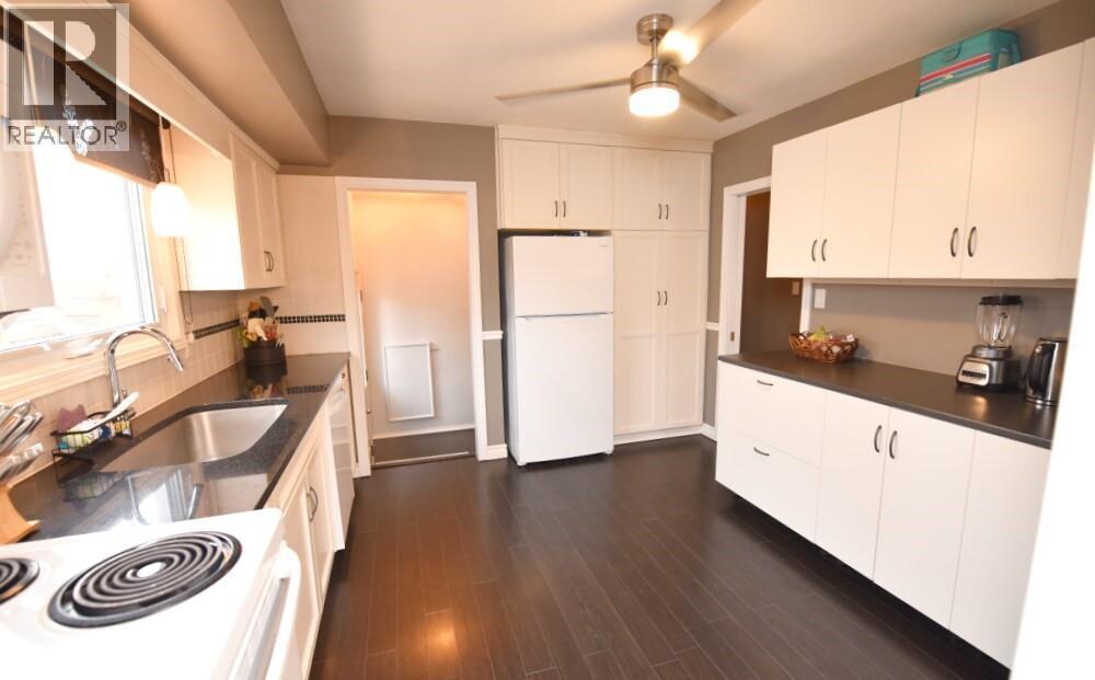 830 Champlain Road, Sarnia, ON - Indoor Photo Showing Kitchen