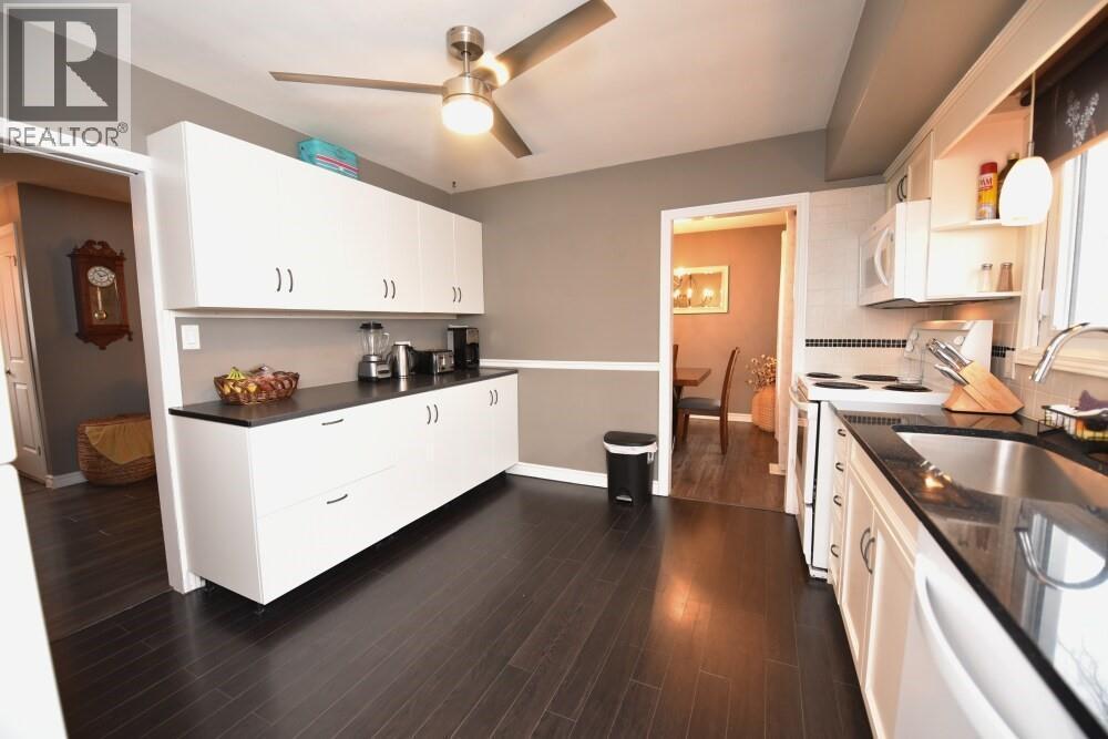 830 Champlain Road, Sarnia, ON - Indoor Photo Showing Kitchen