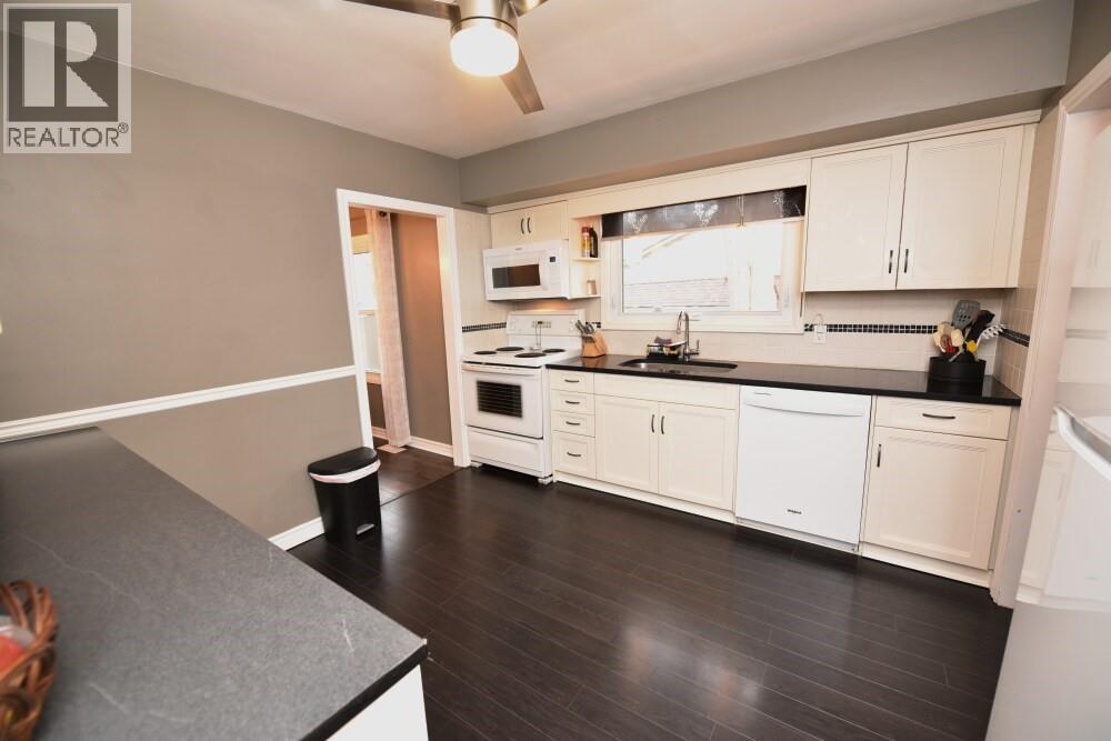 830 Champlain Road, Sarnia, ON - Indoor Photo Showing Kitchen