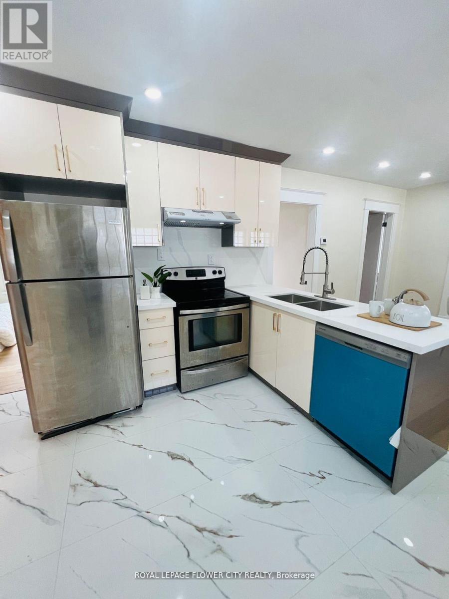 346 Wharncliffe Road, London South, ON - Indoor Photo Showing Kitchen With Double Sink