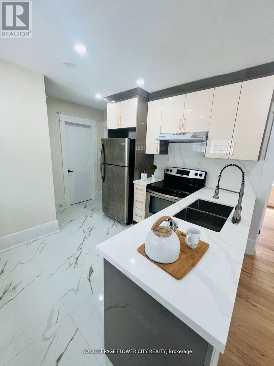 346 Wharncliffe Road, London South, ON - Indoor Photo Showing Kitchen With Double Sink