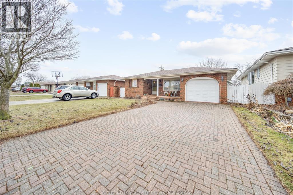 10682 Keating Crescent, Windsor, ON - Outdoor