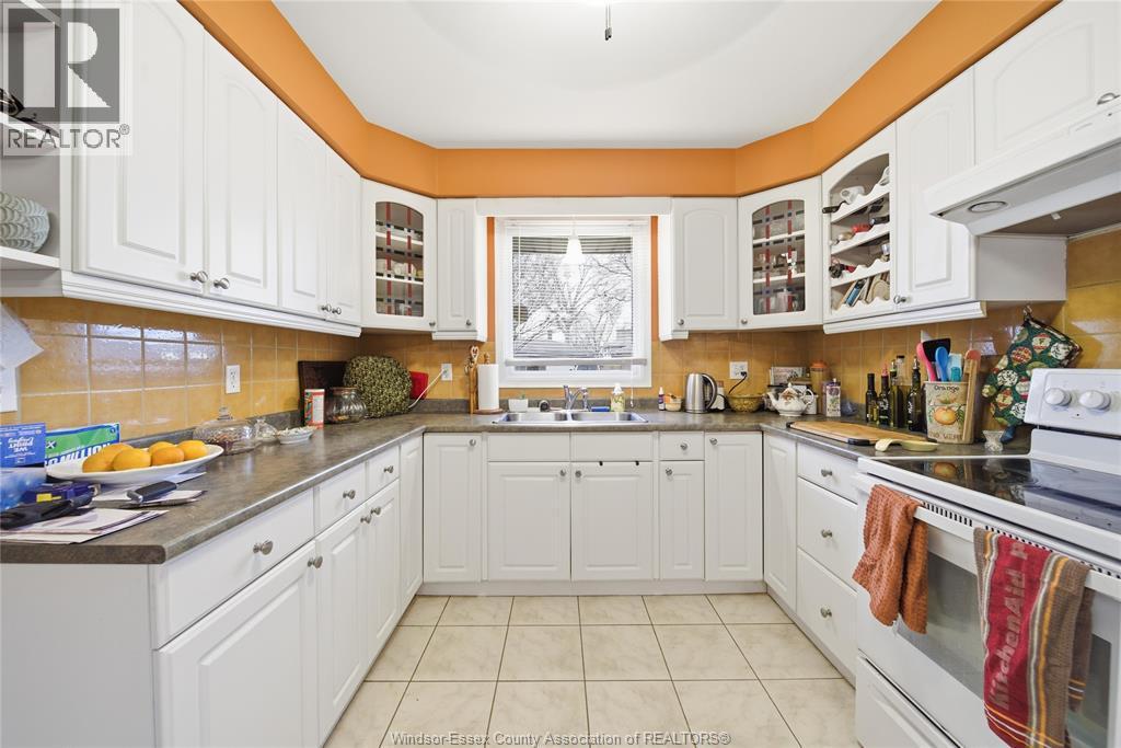10682 Keating Crescent, Windsor, ON - Indoor Photo Showing Kitchen With Double Sink