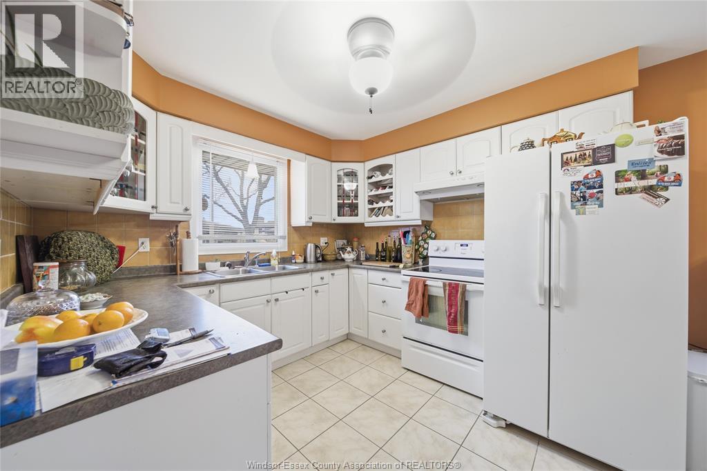 10682 Keating Crescent, Windsor, ON - Indoor Photo Showing Kitchen With Double Sink