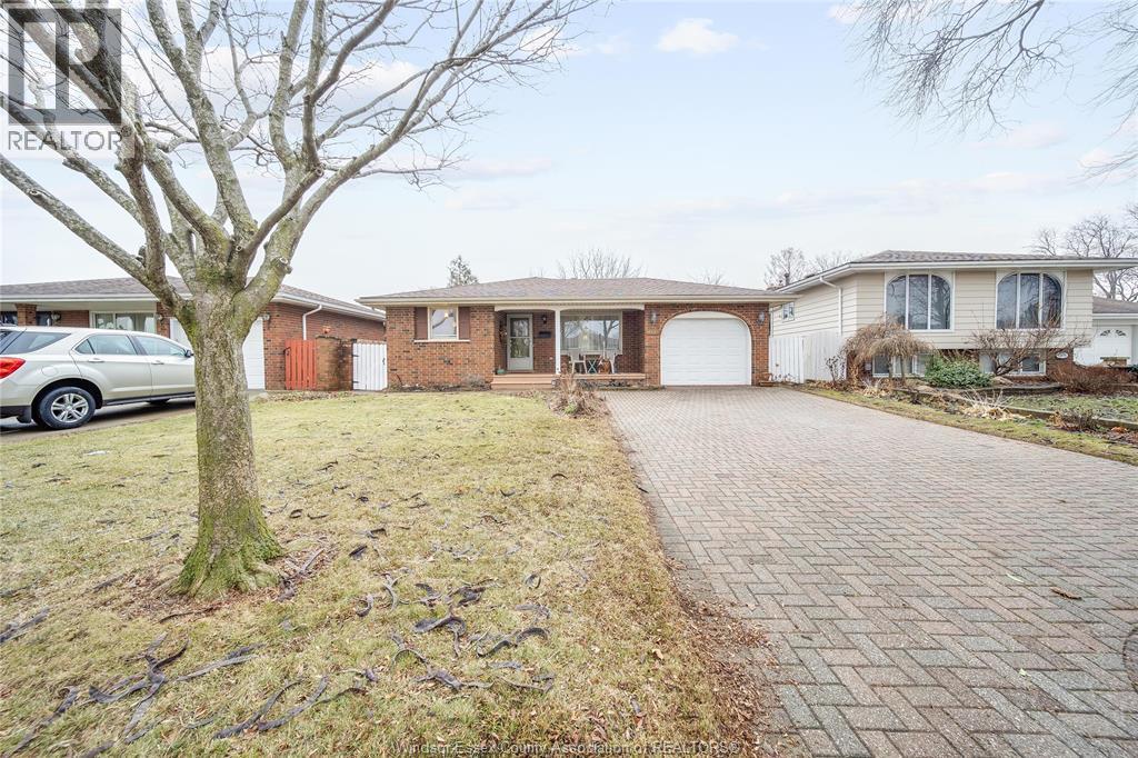 10682 Keating Crescent, Windsor, ON - Outdoor