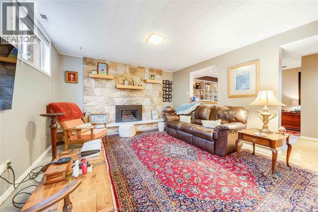 10682 Keating Crescent, Windsor, ON - Indoor Photo Showing Living Room With Fireplace