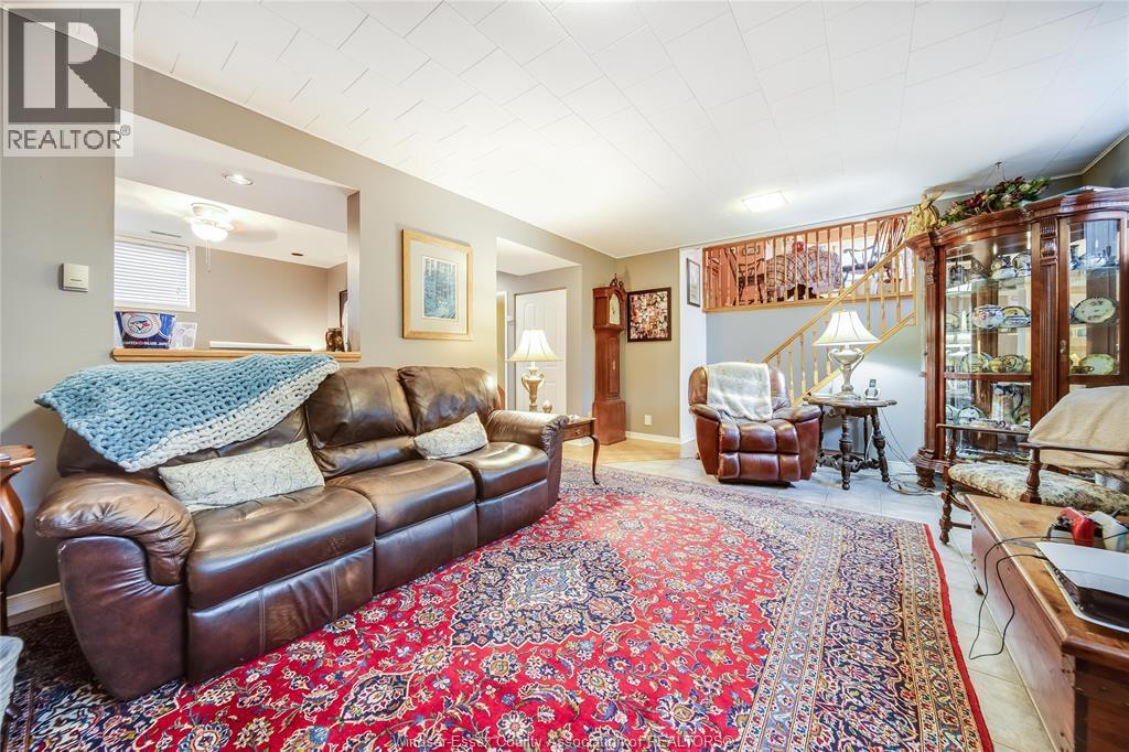 10682 Keating Crescent, Windsor, ON - Indoor Photo Showing Living Room
