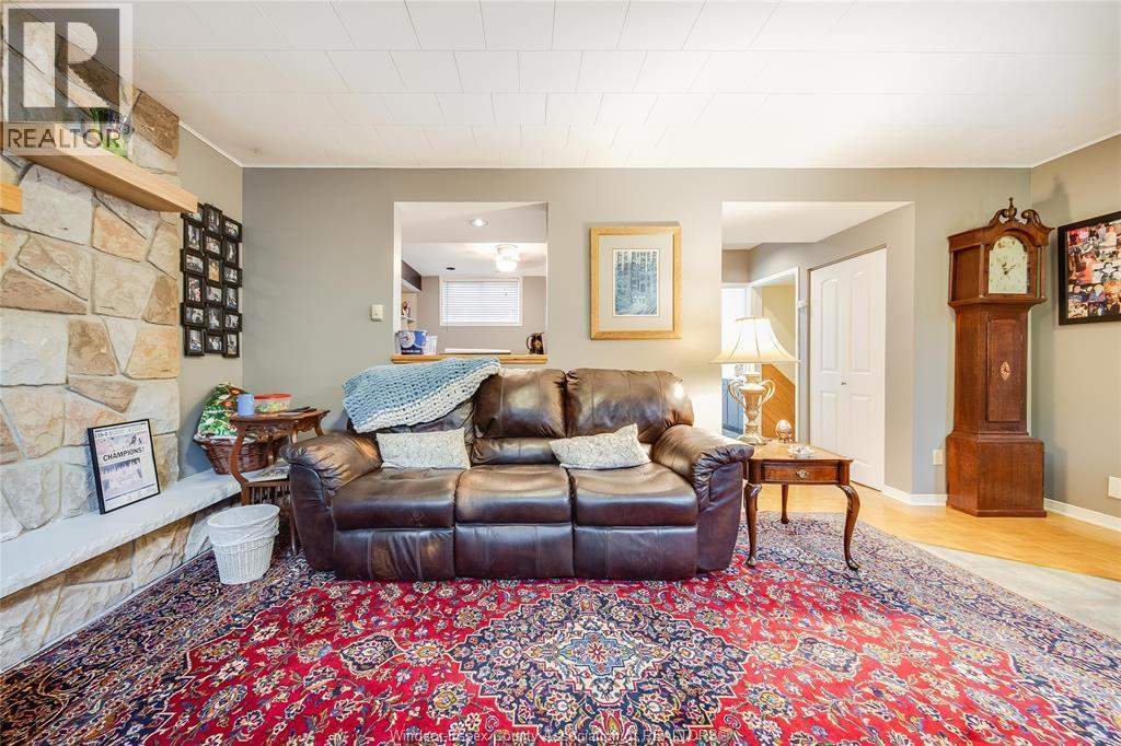 10682 Keating Crescent, Windsor, ON - Indoor Photo Showing Living Room