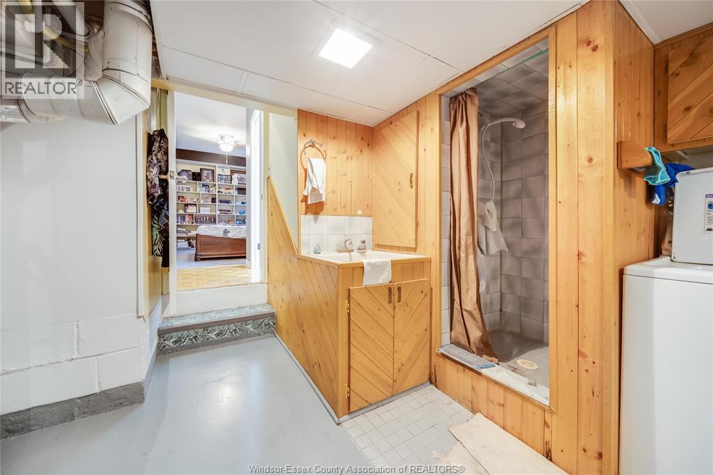 10682 Keating Crescent, Windsor, ON - Indoor Photo Showing Laundry Room
