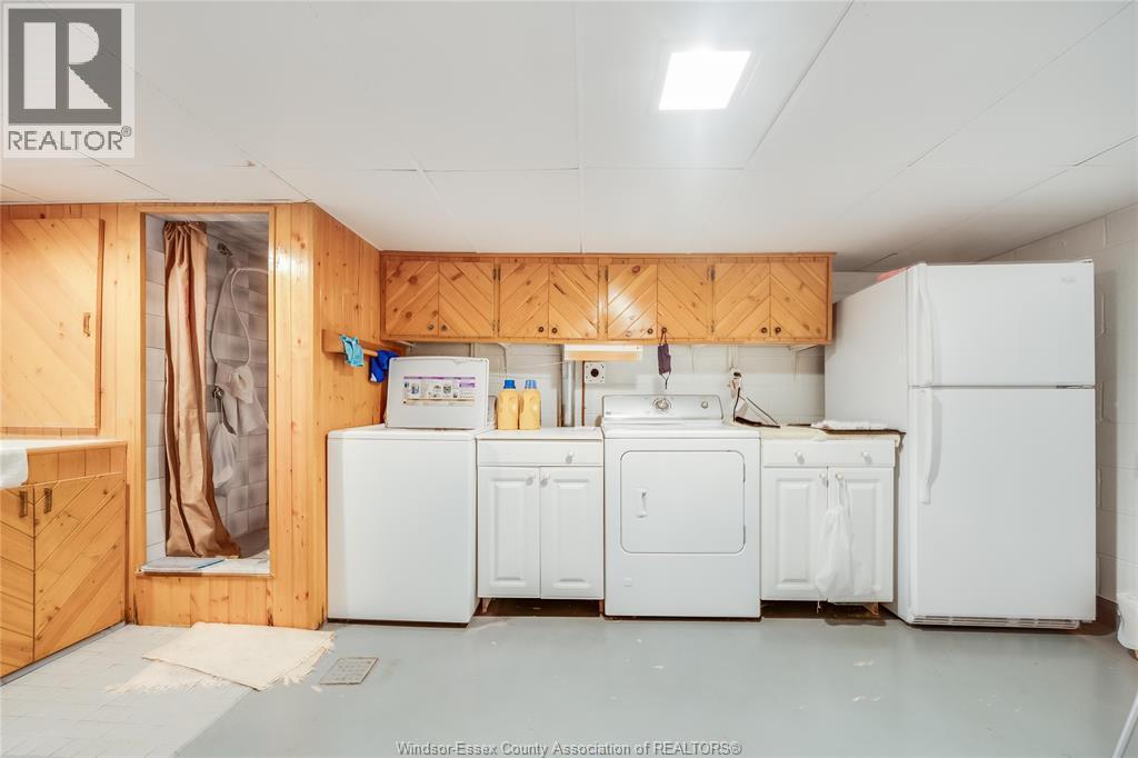 10682 Keating Crescent, Windsor, ON - Indoor Photo Showing Laundry Room