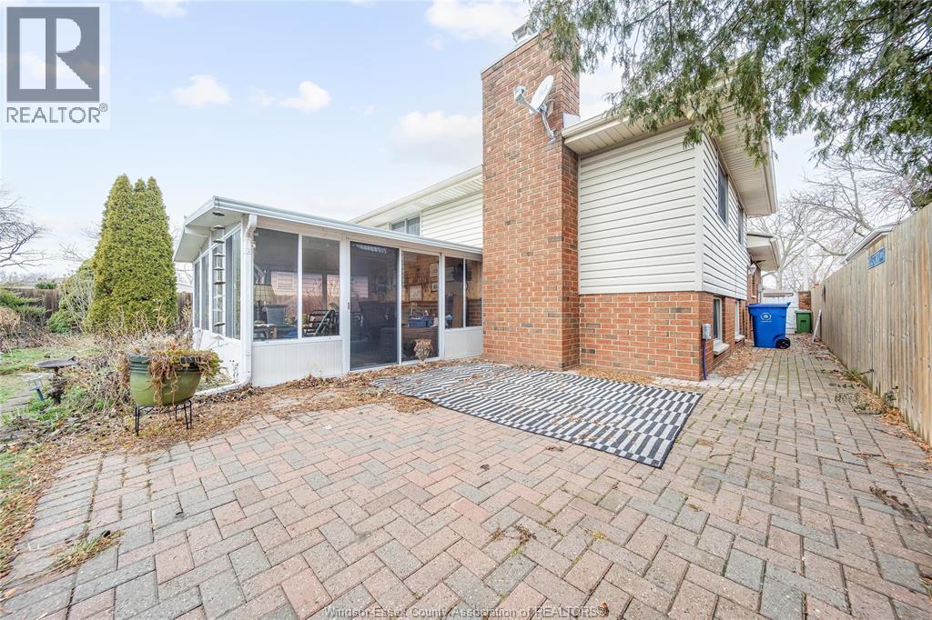 10682 Keating Crescent, Windsor, ON - Outdoor