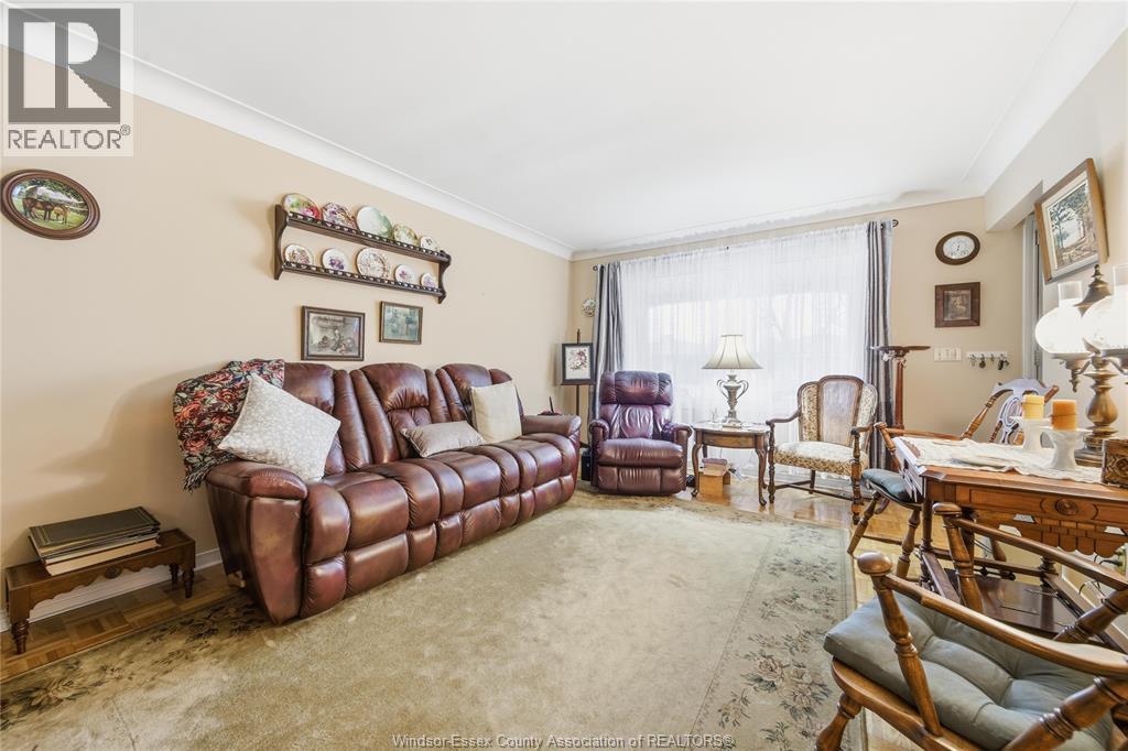 10682 Keating Crescent, Windsor, ON - Indoor Photo Showing Living Room