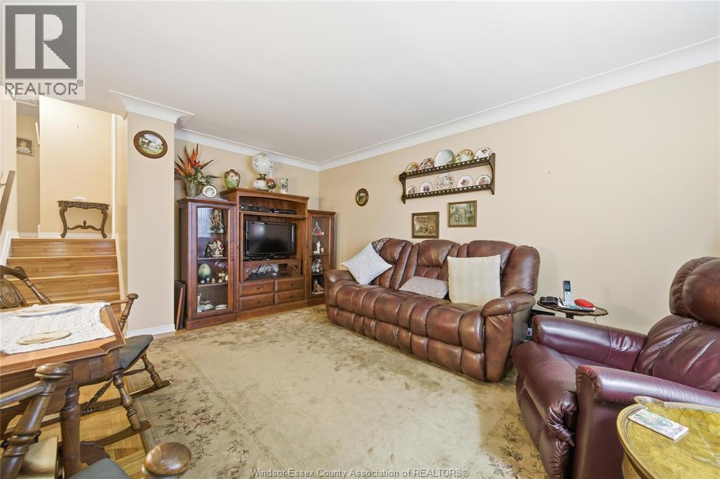 10682 Keating Crescent, Windsor, ON - Indoor Photo Showing Living Room
