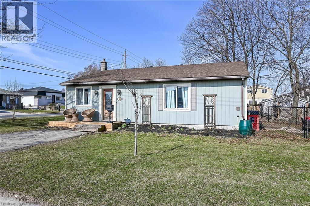 View of front facade with a shingled roof - 703 Dunn Avenue, Hamilton, ON - Outdoor