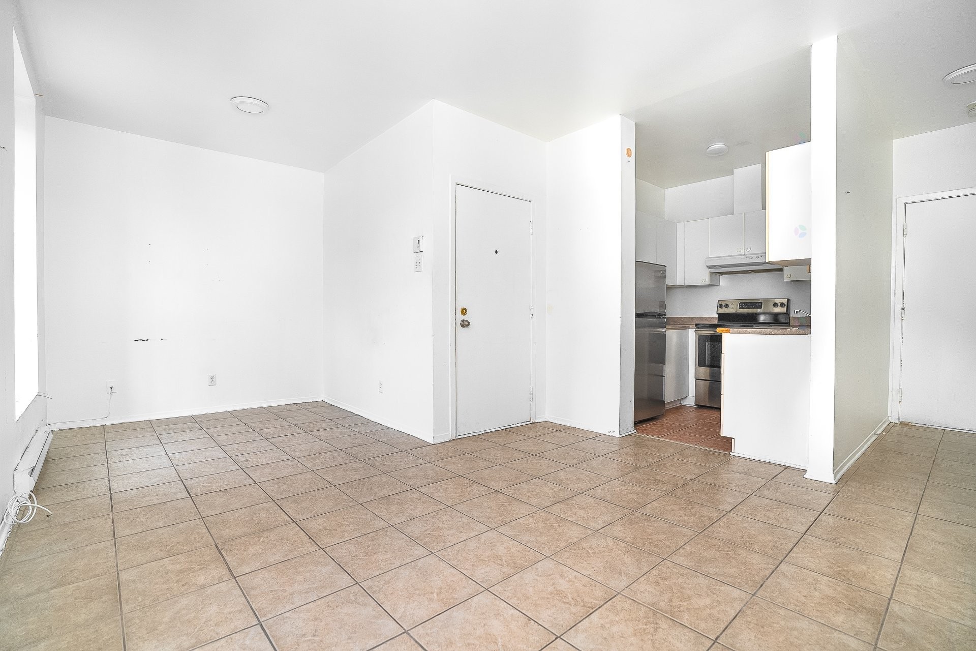 Salon - 1-1319 Rue Ste-Catherine E., Montréal (Ville-Marie), QC - Indoor