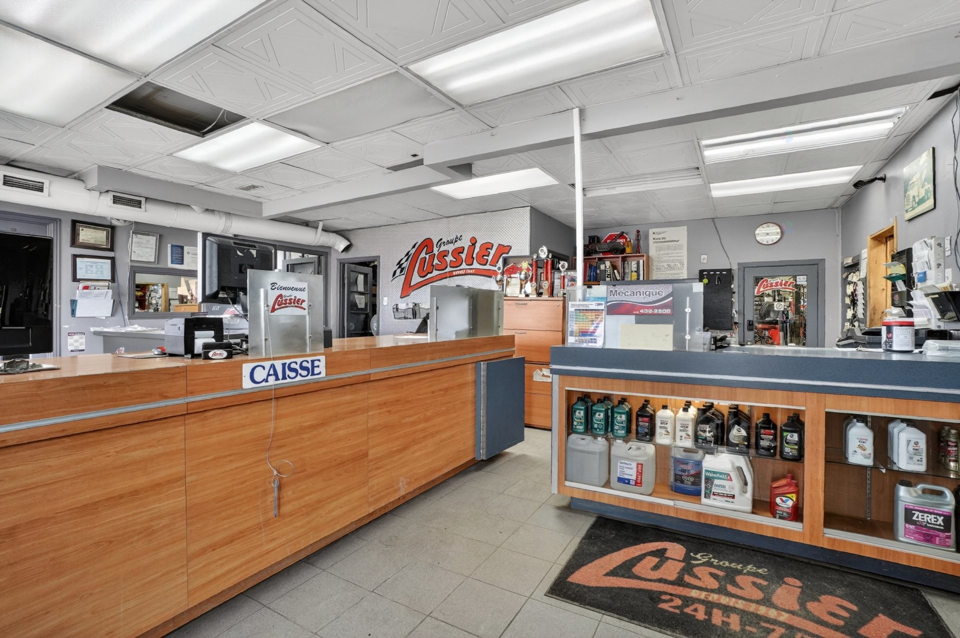Commerce - 975 - 979 Rue St-Isidore, Saint-Lin/Laurentides, QC - Indoor