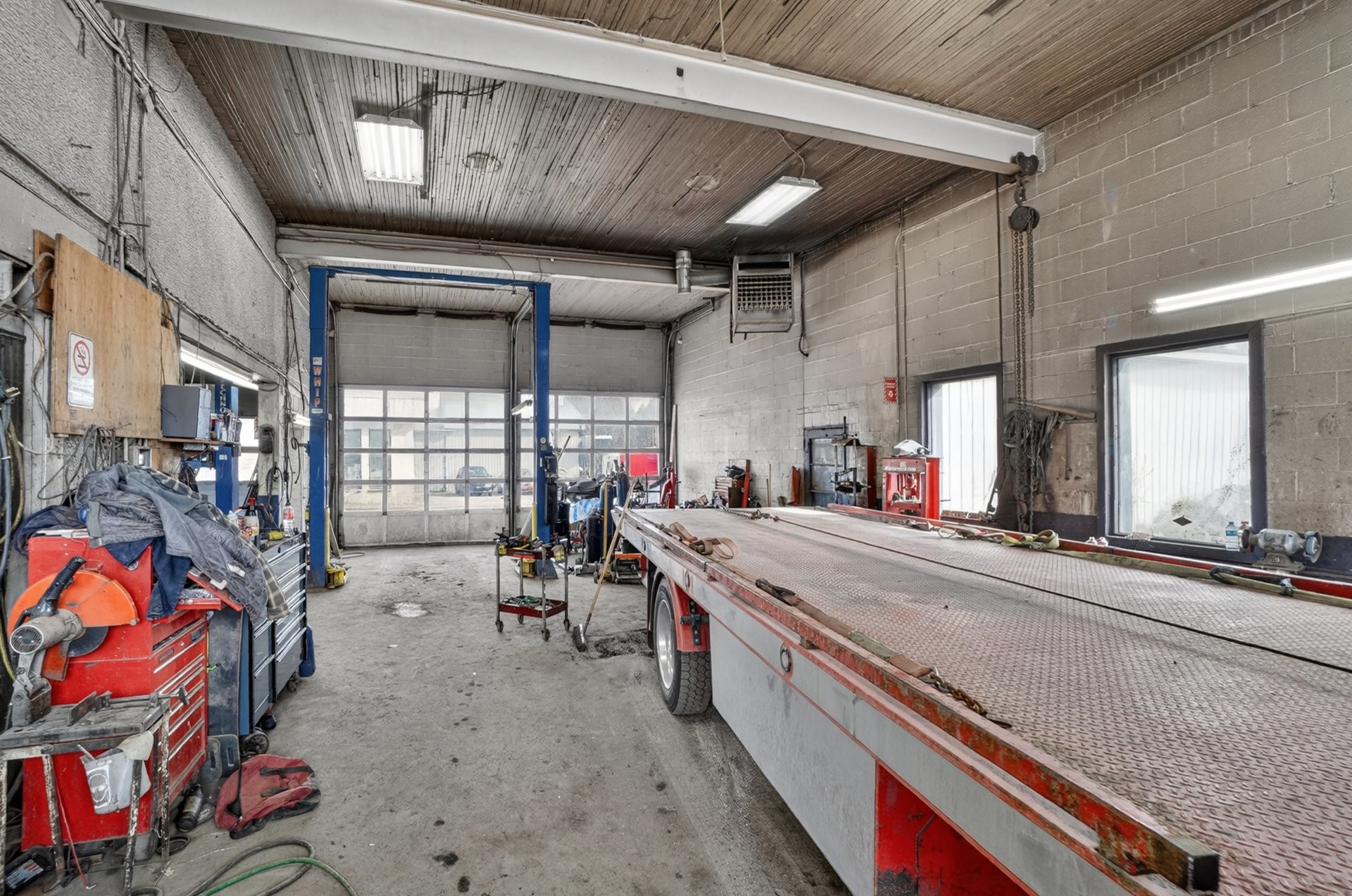 Commerce - 975 - 979 Rue St-Isidore, Saint-Lin/Laurentides, QC - Indoor Photo Showing Garage