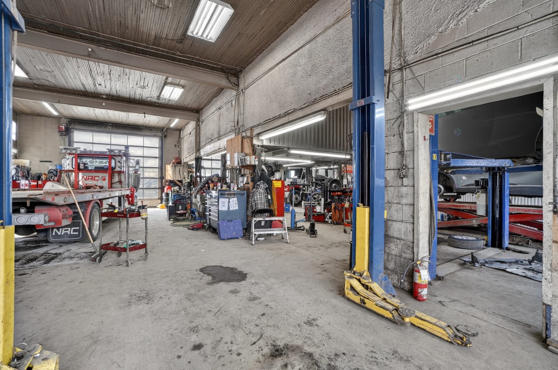 Commerce - 975 - 979 Rue St-Isidore, Saint-Lin/Laurentides, QC - Indoor