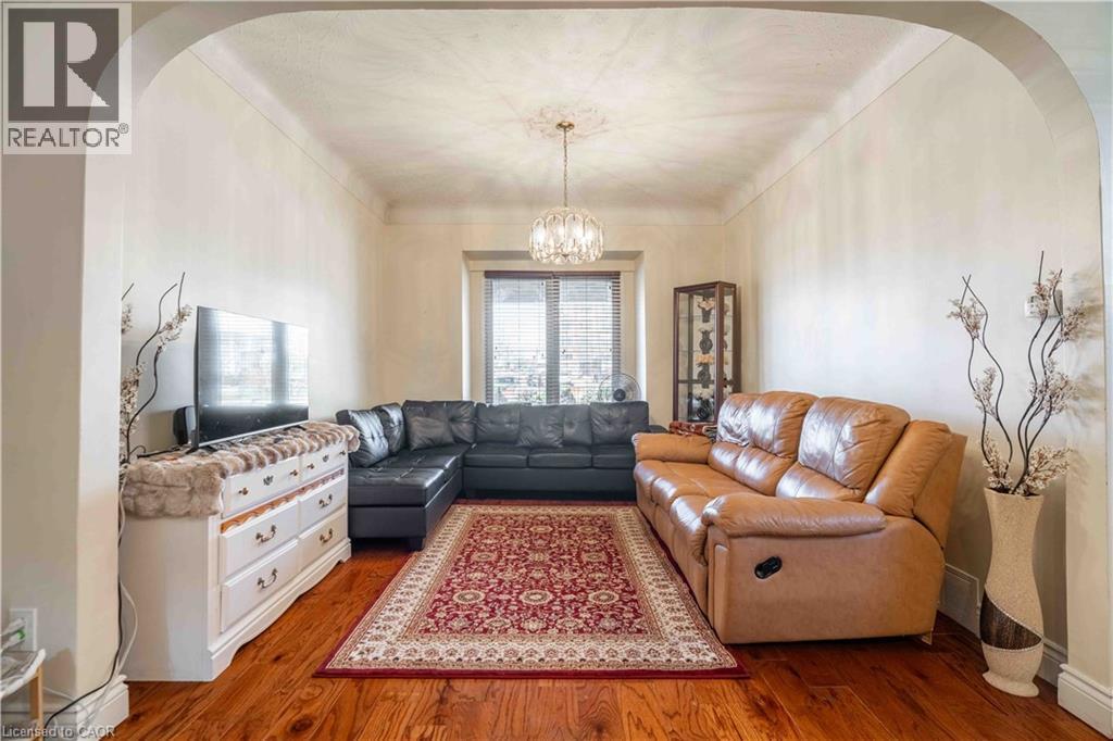 20 Milton Avenue, Hamilton, ON - Indoor Photo Showing Living Room